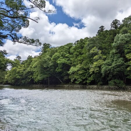 化学物質や農薬をデトックスできるサロンのI felt comfortable at Oise-san, the water of the Isuzu River was pleasant, and the breeze that blew when I was in the shade of the trees was soothing.